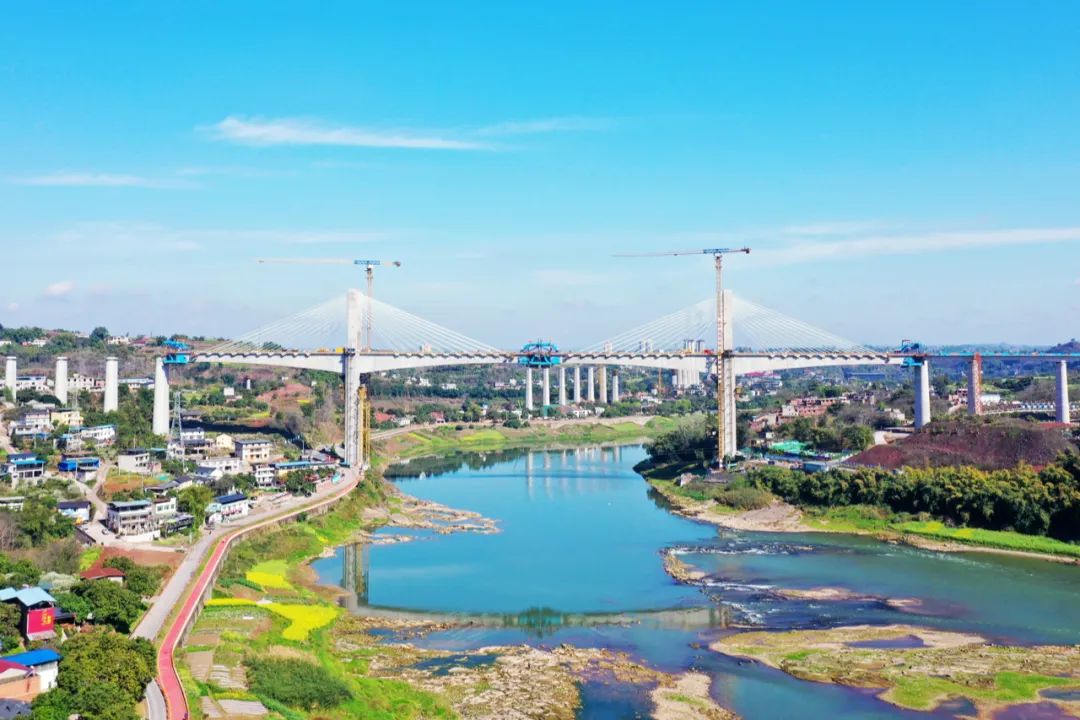 國內(nèi)首座雙柱式V型橋塔、空間索面斜拉索的高速鐵路橋 | 渝昆高鐵瀘州沱江特大橋主跨順利合龍